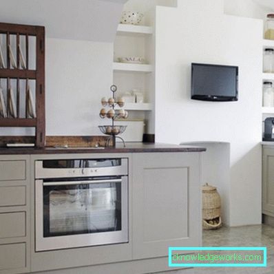 379-Piccola TV in cucina