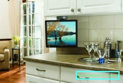 379-Piccola TV in cucina