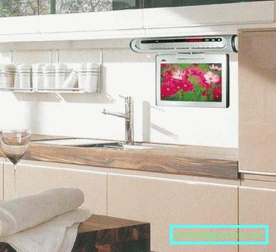 379-Piccola TV in cucina