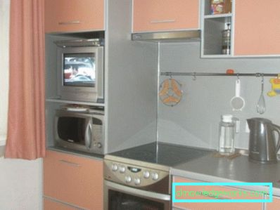 379-Piccola TV in cucina