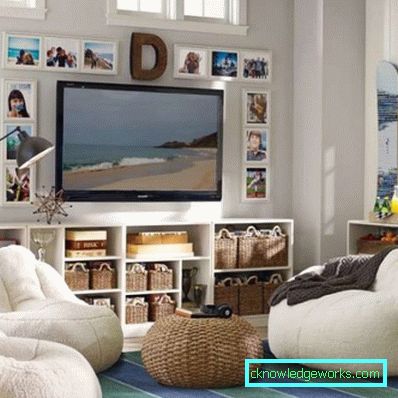 Mobili sotto la TV in salotto in una foto in stile moderno