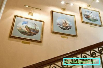 Dipinti modulari all'interno del soggiorno sul divano - idee fotografiche