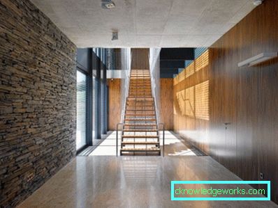 Decorazione murale nel corridoio con laminato - foto design