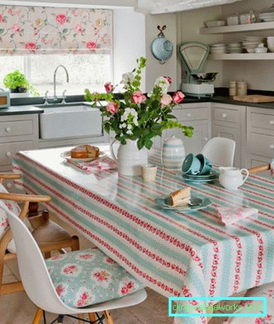 Scaffali in cucina invece di armadi all'interno Scaffali in cucina invece di armadi all'interno