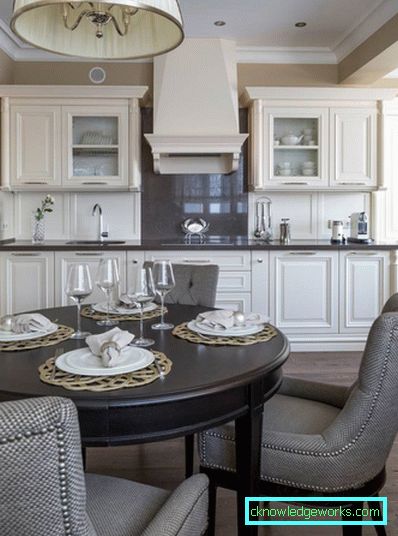 Tavolo semicircolare per la cucina Tavolo semicircolare per la cucina