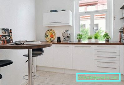 Tavolo da muro per la cucina Tavolo da muro per la cucina