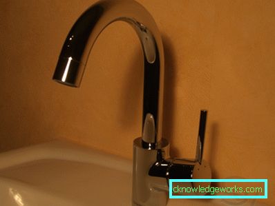 Una varietà di modelli di rubinetti lavandino Una varietà di modelli di rubinetti lavandino