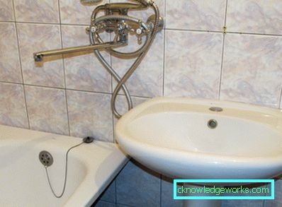 Una varietà di modelli di rubinetti lavandino Una varietà di modelli di rubinetti lavandino