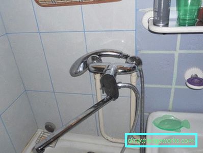 Una varietà di modelli di rubinetti lavandino Una varietà di modelli di rubinetti lavandino