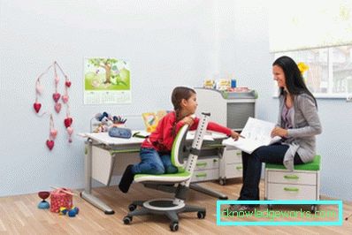 Studente di scuola di trasformazione mobili per la casa Studente di scuola di trasformazione mobili per la casa