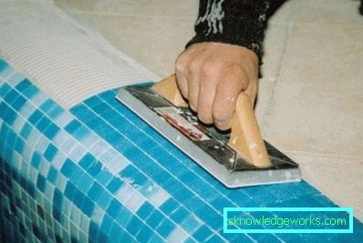 Posa delle piastrelle nel bagno fai da te