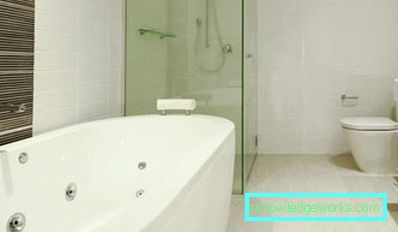 Posa delle piastrelle nel bagno fai da te