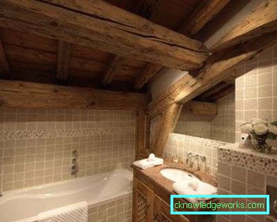 Bagno in una casa di legno con le proprie mani