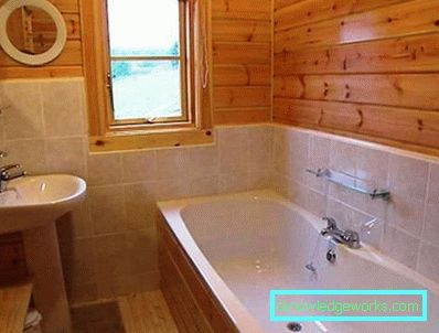 Bagno in una casa di legno con le proprie mani