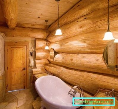 Bagno in una casa di legno con le proprie mani