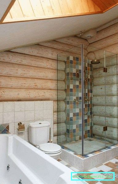 Bagno in una casa di legno con le proprie mani
