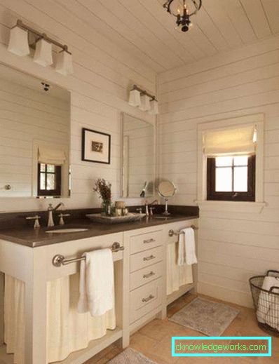 Bagno in una casa di legno con le proprie mani
