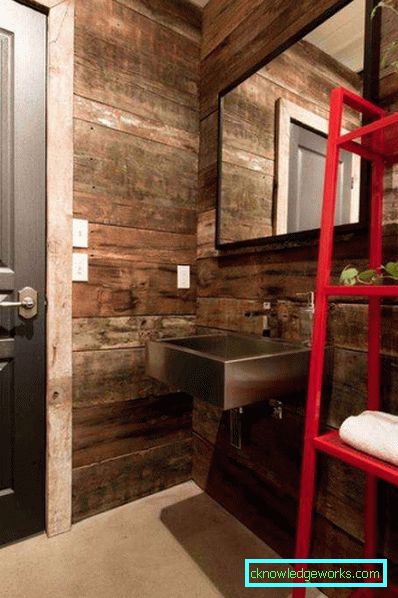 Bagno in una casa di legno con le proprie mani