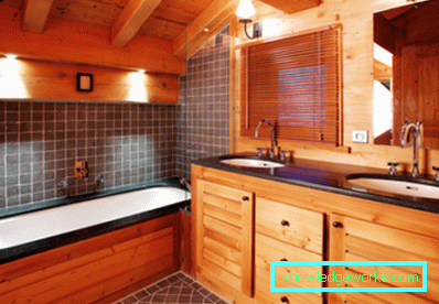 Bagno in una casa di legno con le proprie mani