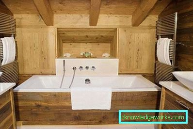 Bagno in una casa di legno con le proprie mani