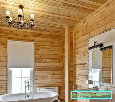 Bagno in una casa di legno con le proprie mani