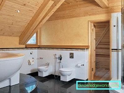 Bagno in una casa di legno con le proprie mani