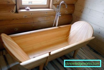 Bagno in una casa di legno con le proprie mani