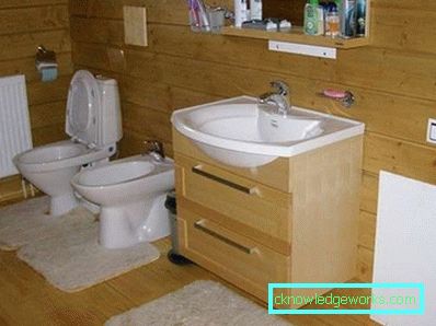 Bagno in una casa di legno con le proprie mani