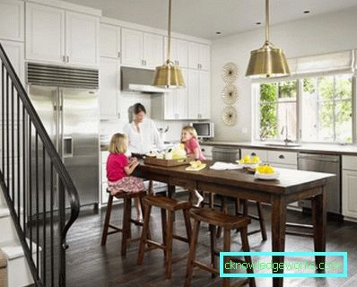 Tavolo alto per la cucina Tavolo alto per la cucina