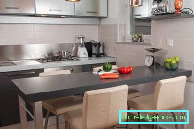 Tavolo alto per la cucina Tavolo alto per la cucina