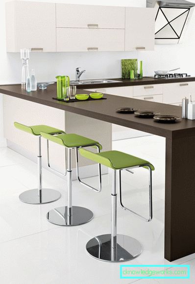 Tavolo alto per la cucina Tavolo alto per la cucina