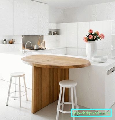 Tavolo alto per la cucina Tavolo alto per la cucina