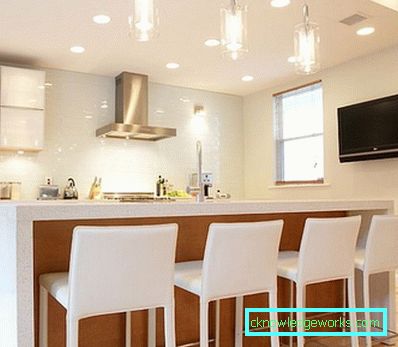 Tavolo alto per la cucina Tavolo alto per la cucina