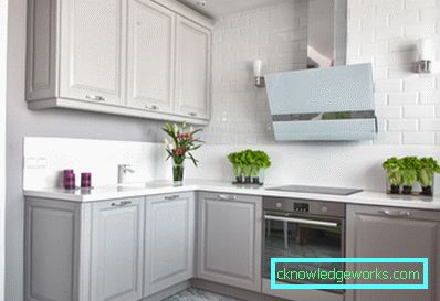 Cappuccio per la cucina con uno sfogo alla ventilazione