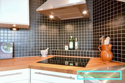 Cappuccio per la cucina con uno sfogo alla ventilazione